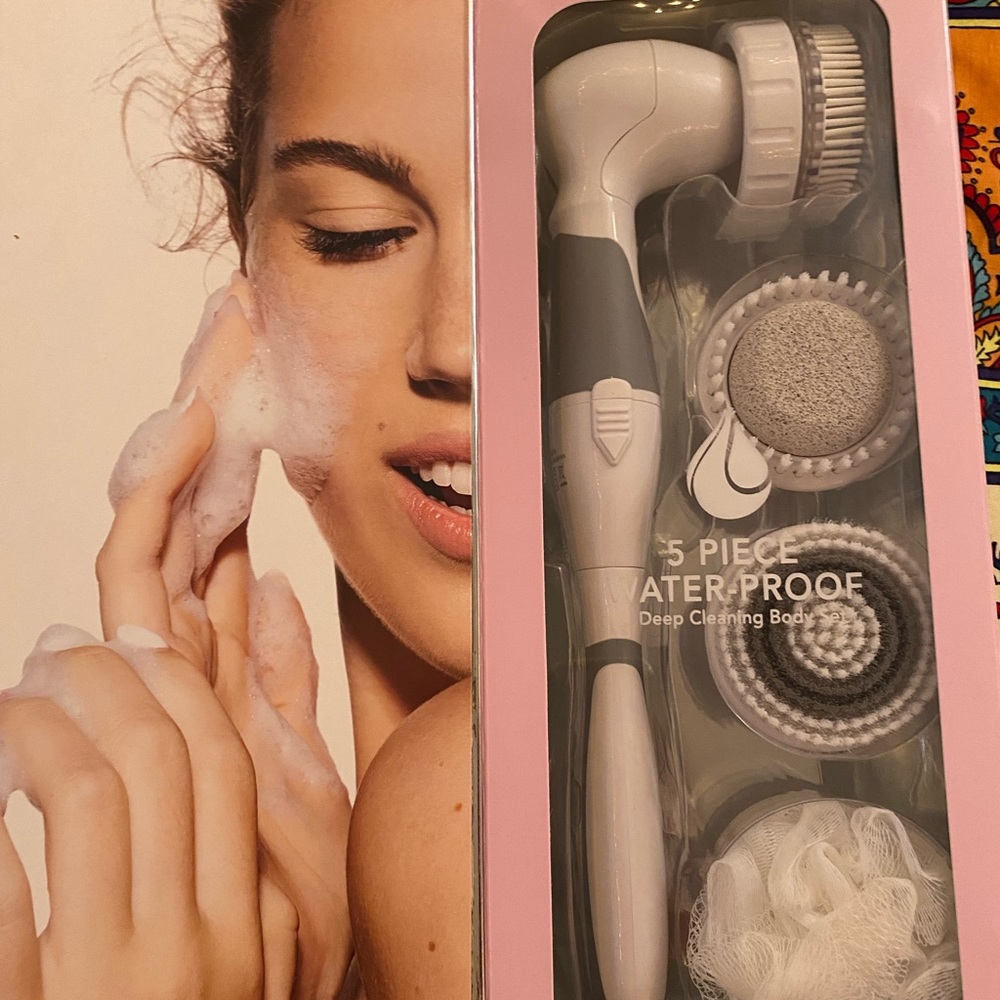 Luxe + Willow L+W Aqua Clean 4 In 1 Massage Bath Cleaning Brush